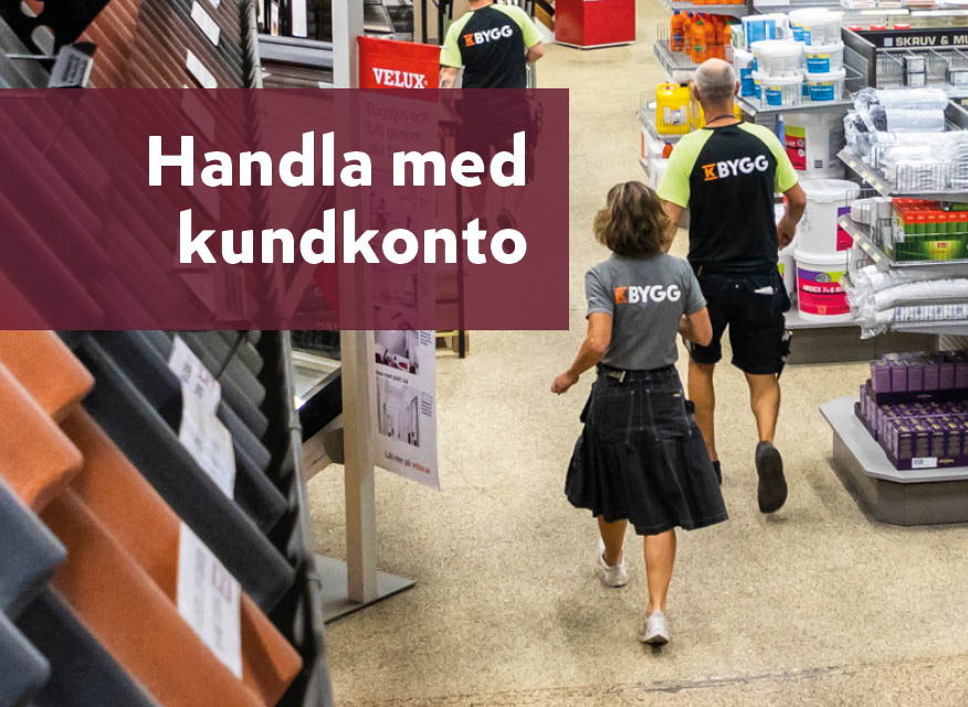 en suddig bakgrund med en person som hanterar virke i ett lager. Ovanpå ligger en tydlig mörkröd ruta med texten: “Registrerad och inloggad kund hos K‑Bygg”.