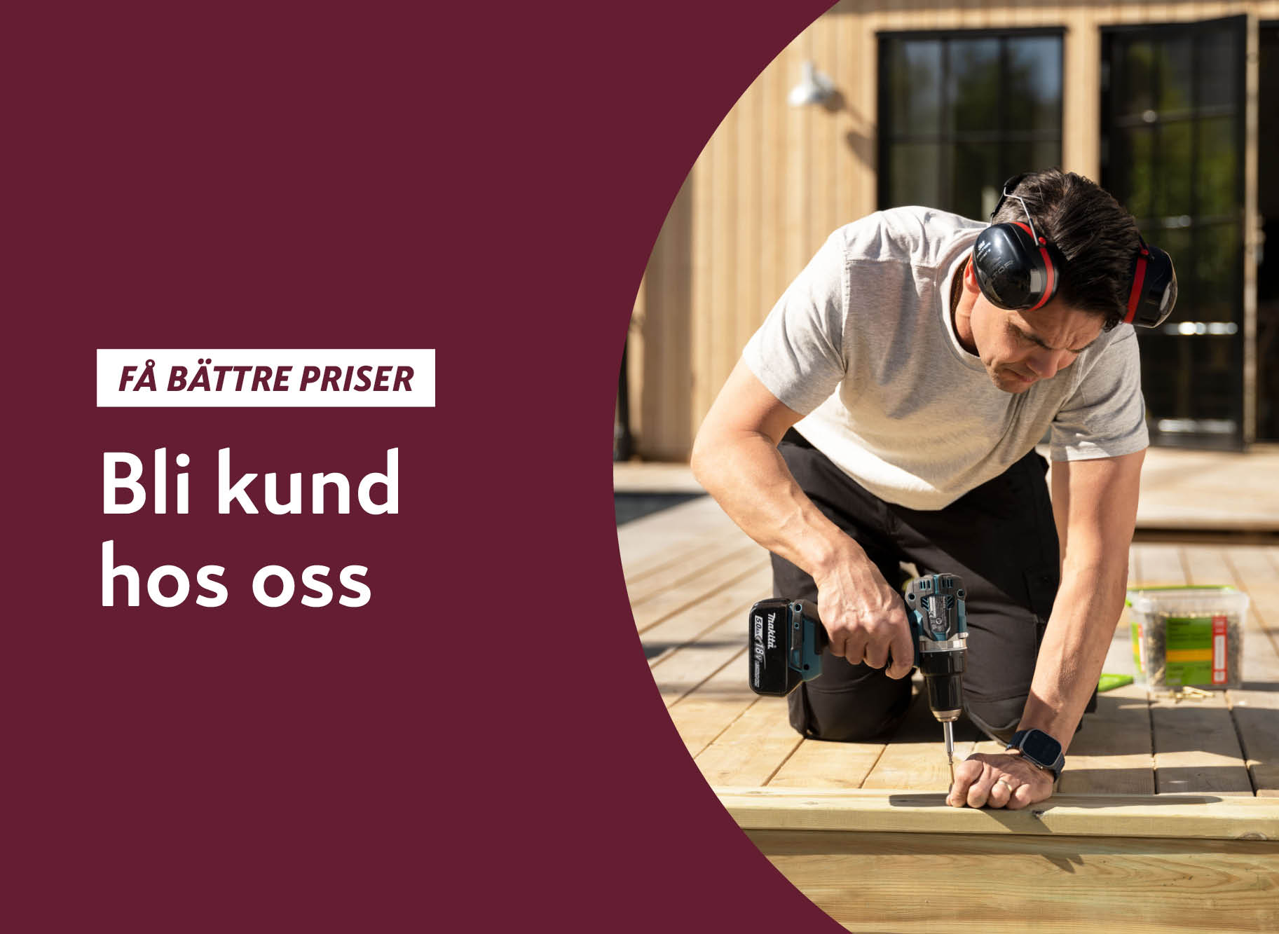 Person med hörselskydd borrar trall på träaltan, med vinröd reklamtext "Bli kund hos oss".