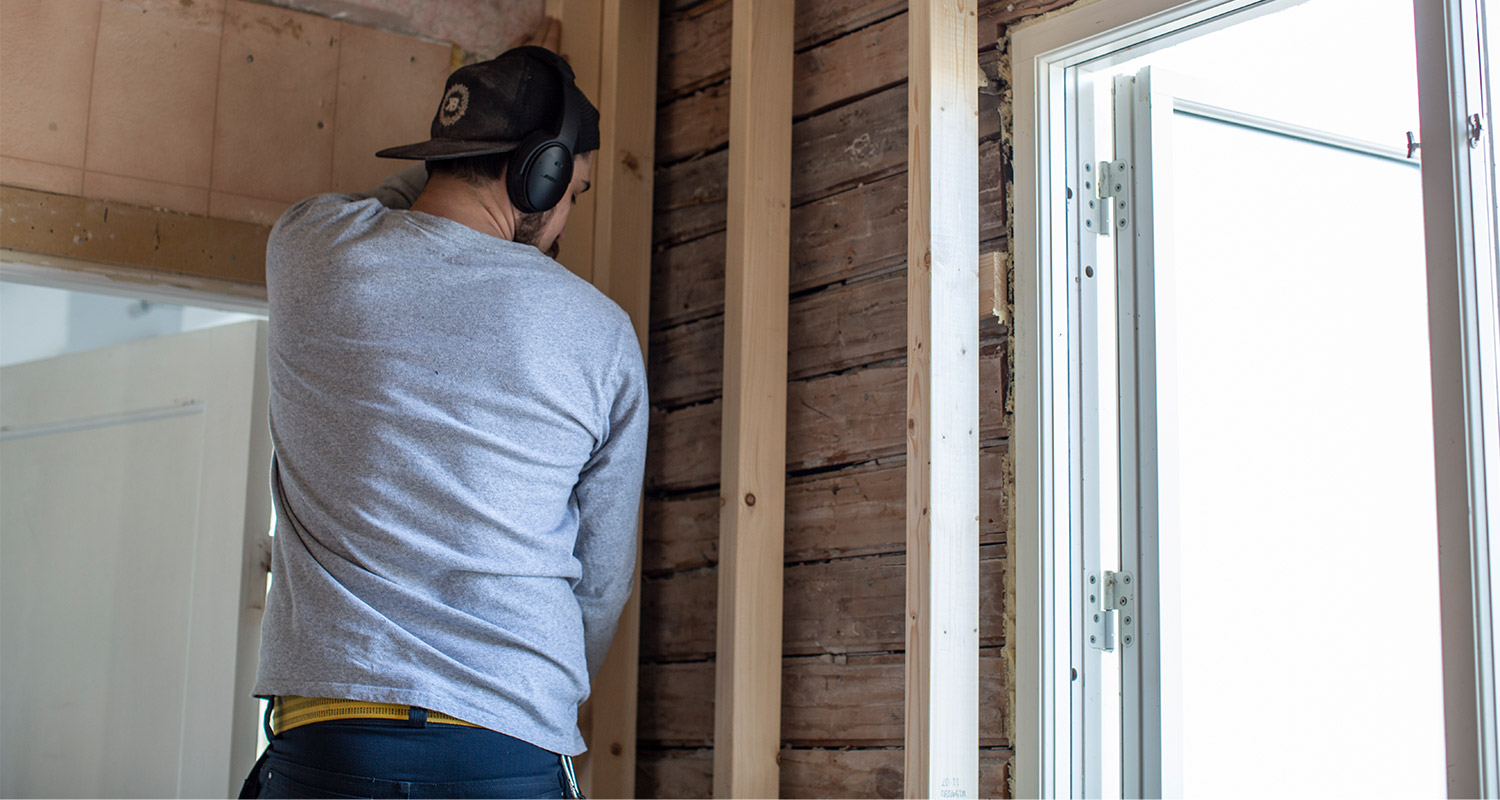 Vi satte upp 70x45 mm reglar med täta centrumavstånd så att stommen inte kan röra sig samt förhindra att kakel och fogar spricker. Det är även ett måste om man vill ha rördragning inuti väggen och inte utanpåliggande rör. Ytterväggen isolerades med glasfiber. 