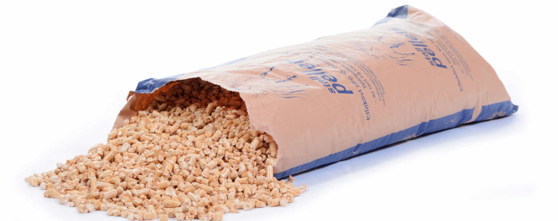 Brun papperssäck med blå tryck, tippande och utspridda beige träpellets på vit bakgrund