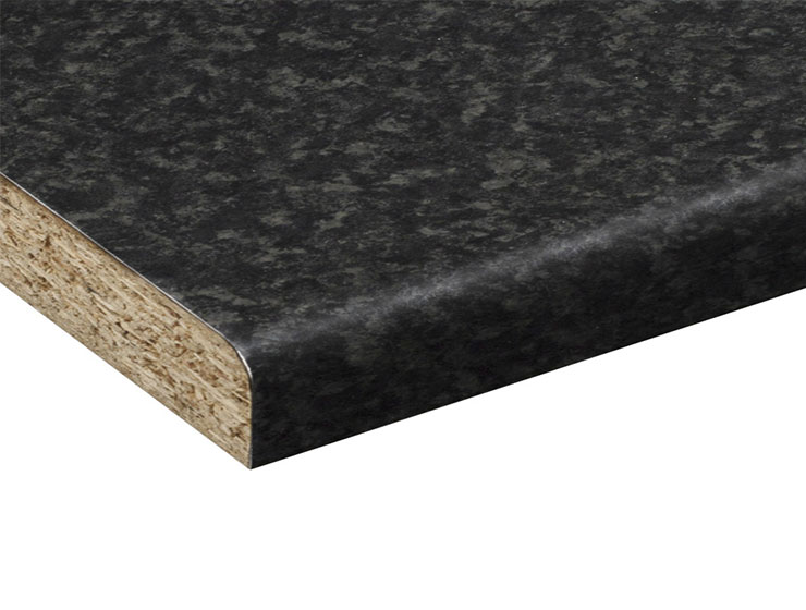 Svart mönstrad laminatbänkskiva med rundad kant och synlig spånskivekärna.