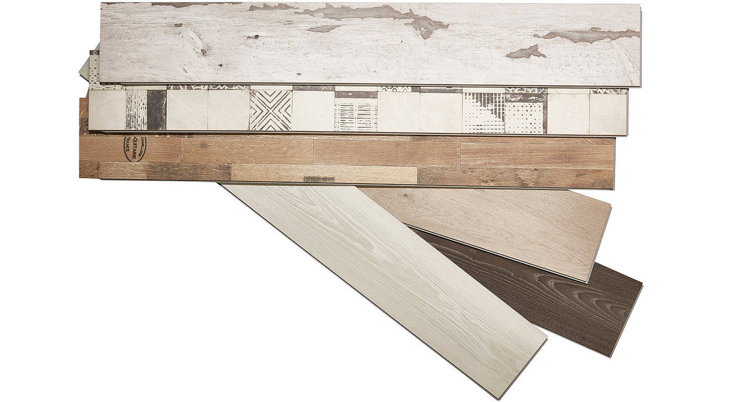 Golvprover i vitt, mönstrat, ljus- och mörkbrunt trä på vit bakgrund