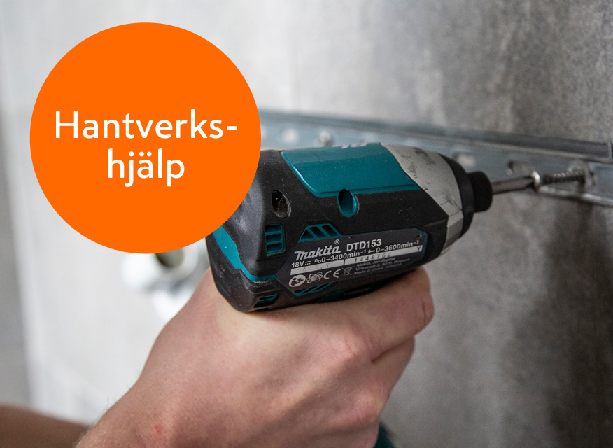 En person som använder en Makita DTD153 slagskruvdragare för att skruva i en vägg. På vänster sida finns en orange cirkel med texten "Hantverks-hjälp".