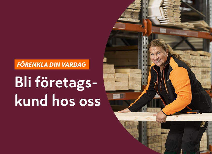 Person i orange-svart jacka lyfter träplanka bland lagerhyllor, vit affischtext på vinröd bakgrund.