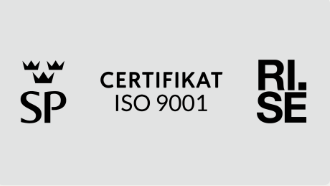 SP med krona till vänster, CERTIFIKAT ISO 9001 i mitten, RISE till höger på grå bakgrund.