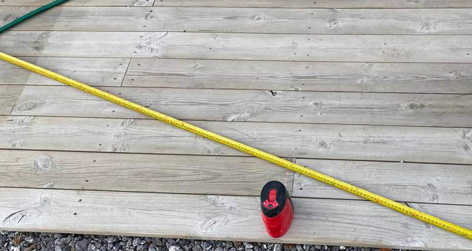 Mätning med tumstock och riktningsverktyg