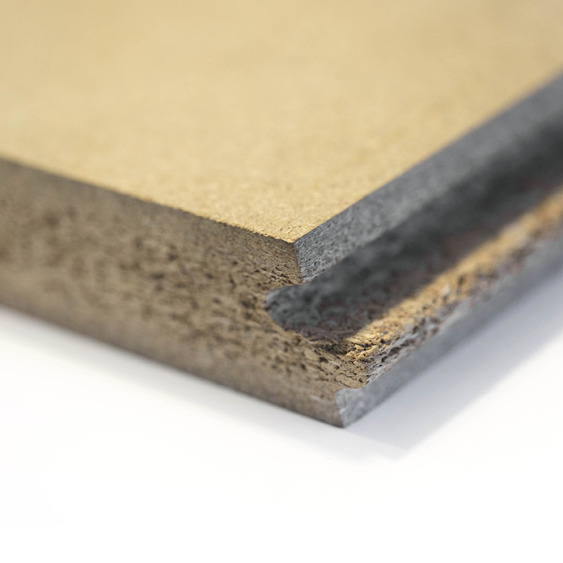 Närbild på två sammanfogade träfiberskivor i beige och grå med falsad skarv.
