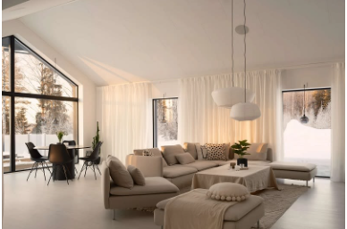 Ljust vardagsrum i beige och vitt med soffa, matbord och stora fönster mot snötäckta tallar.