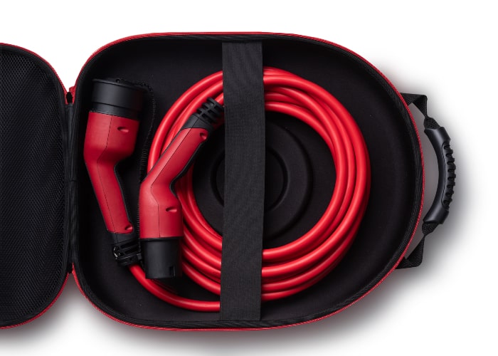 Röd spolkabel med elbilsladdkontakt i svart fodral med handtag.