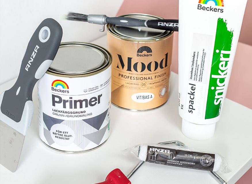 Pensel, roller, spackelspade och Beckers färgburkar (vit Primer, guld Mood) samt snickerispackel