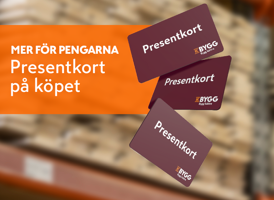 En suddig bakgrund med staplar av trä/virke och ett glas i förgrunden. I fokus syns flera mörkröda presentkort, tillsammans med en orange ruta med texten: “Mer för pengarna – presentkort på köpet.”
