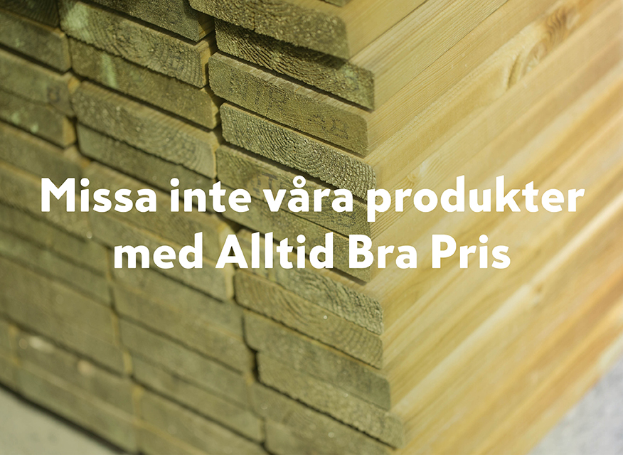  En stapel träplankor.