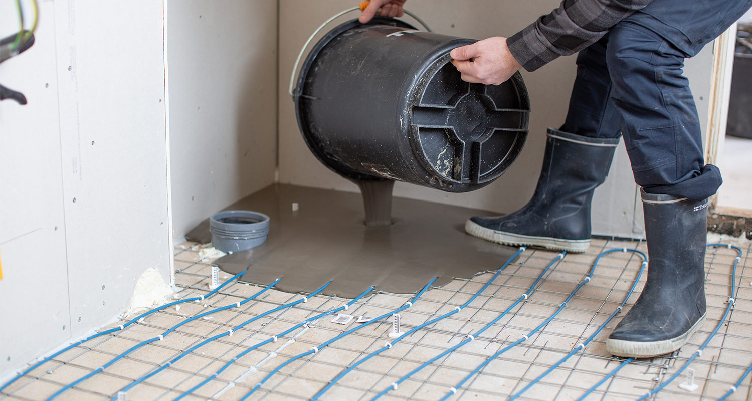 Golvet reglades upp med ett avstånd på 300 mm. Därefter spånskivor, golvvärmeslinga samt ett lager av flytspackel för att skapa ett fall..