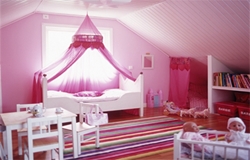 Barnrum i pastellrosa med sagolik baldakinsäng, randigt golv, litet bord, leksaker och bokhylla.