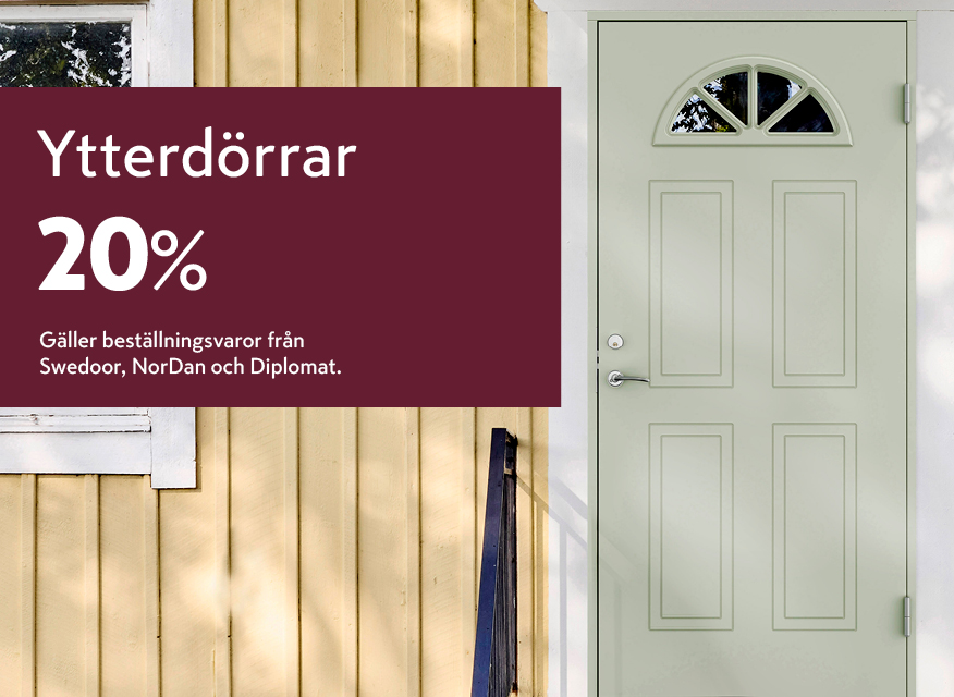  en ljus ytterdörr på en gul fasad tillsammans med en reklamskylt som erbjuder 20 % rabatt på beställningsvaror från Swedoor, NorDan och Diplomat.