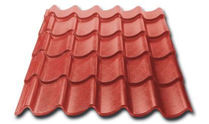 Röd, vågformad plåtpanel med tegelpannsprofil.