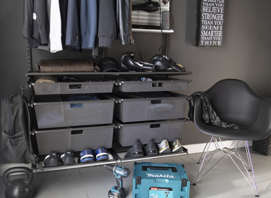 Struktur är viktigt i din walk-in-closet. Många lådor och galgar gör det enkelt för dig att hålla ordning. 