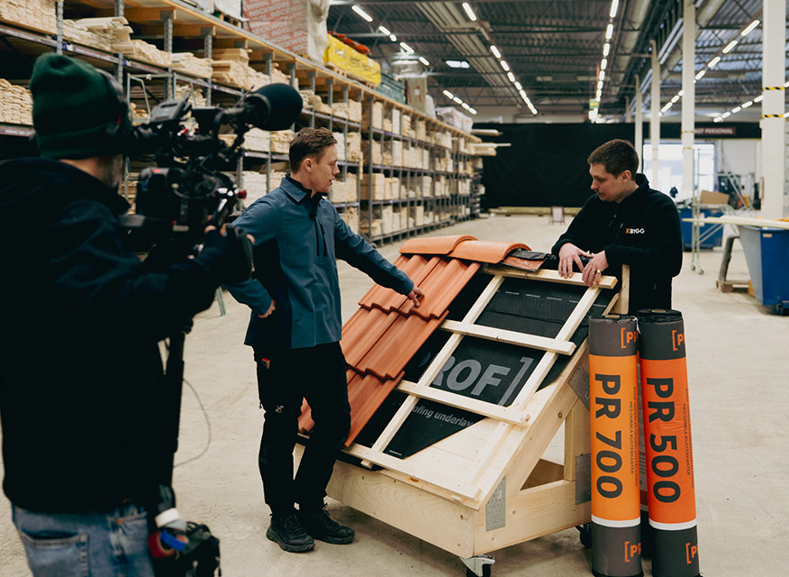 ygghall med ett uppyggt tak i genomskärning där du ser underlagspapp, läkt och takpannor.