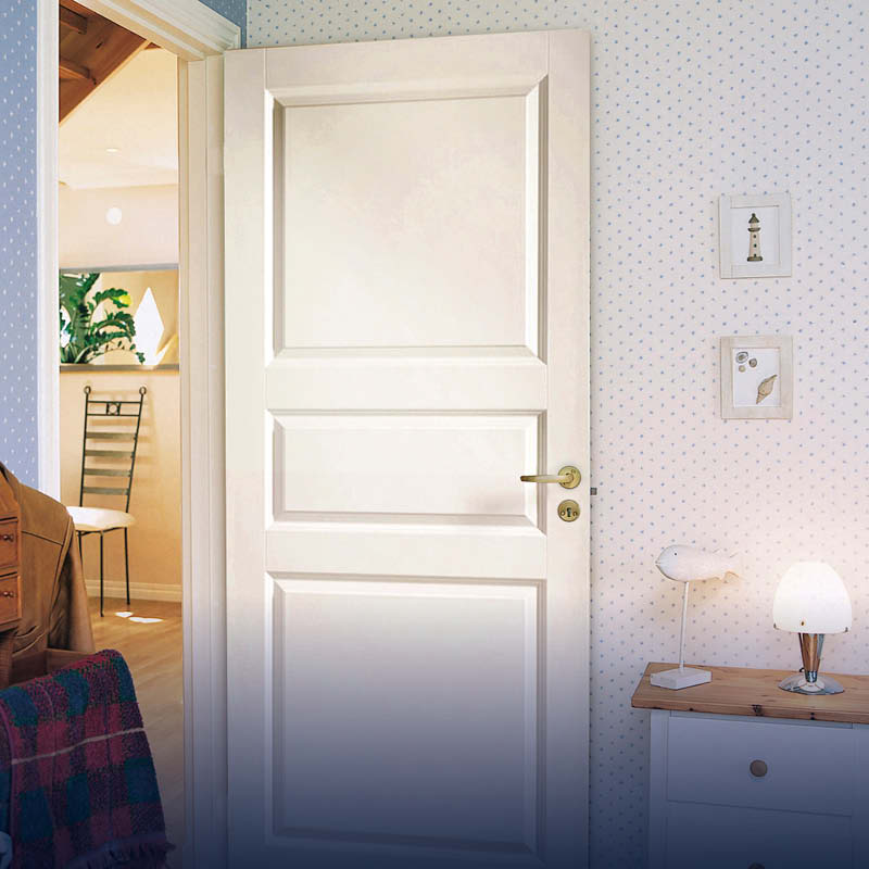 Vit spegeldörr mot prickig blå tapet, nattduksbord med lampor, öppet mot ljust rum med stol.