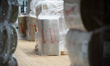 Rullar med Packworld-plastfilm inplastade på lagergolv i industrimiljö