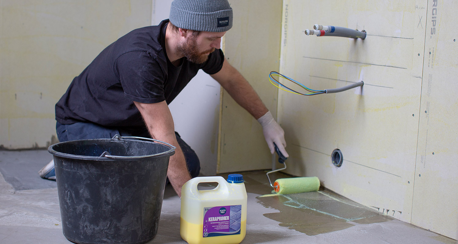 Nu är det dags för det viktiga tätskiktet. Vi använde oss av produkter från Kiilto. Börja med att rolla på keraprimer på väggar och golv och låt torka. 