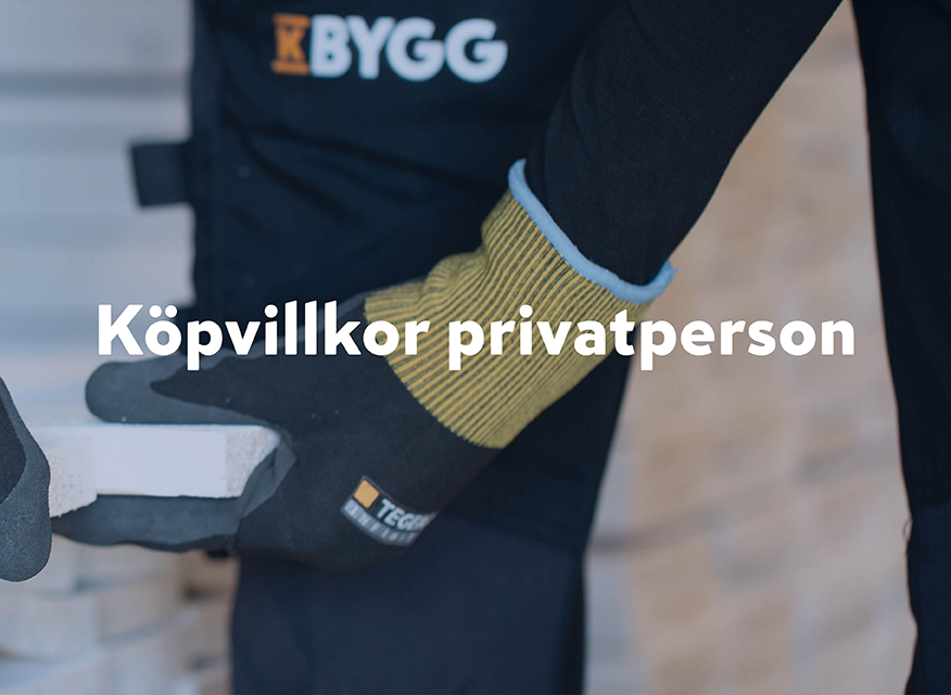 En person med handskar och förkläde med "BYGG"-logotypen, som håller i en vit byggsten. I mitten av bilden står texten "Köpvillkor privatperson" tydligt.
