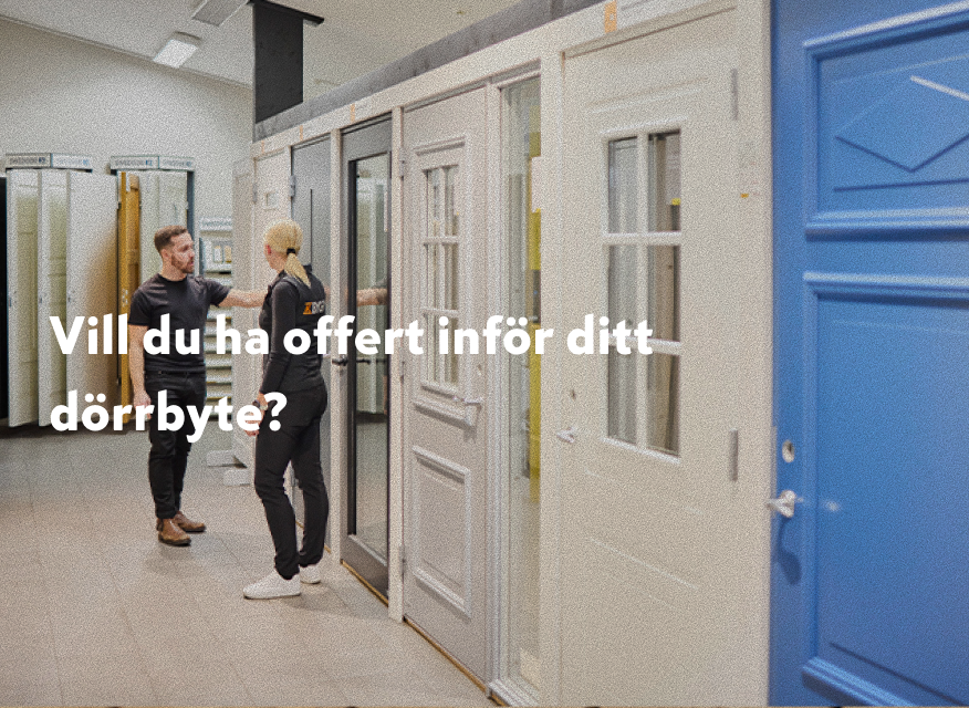 en butiksmiljö där två personer står framför en rad utställda ytterdörrar. En av dem verkar visa eller förklara något om dörrarna. På bilden finns även texten: "Vill du ha offert inför ditt dörrbyte?"