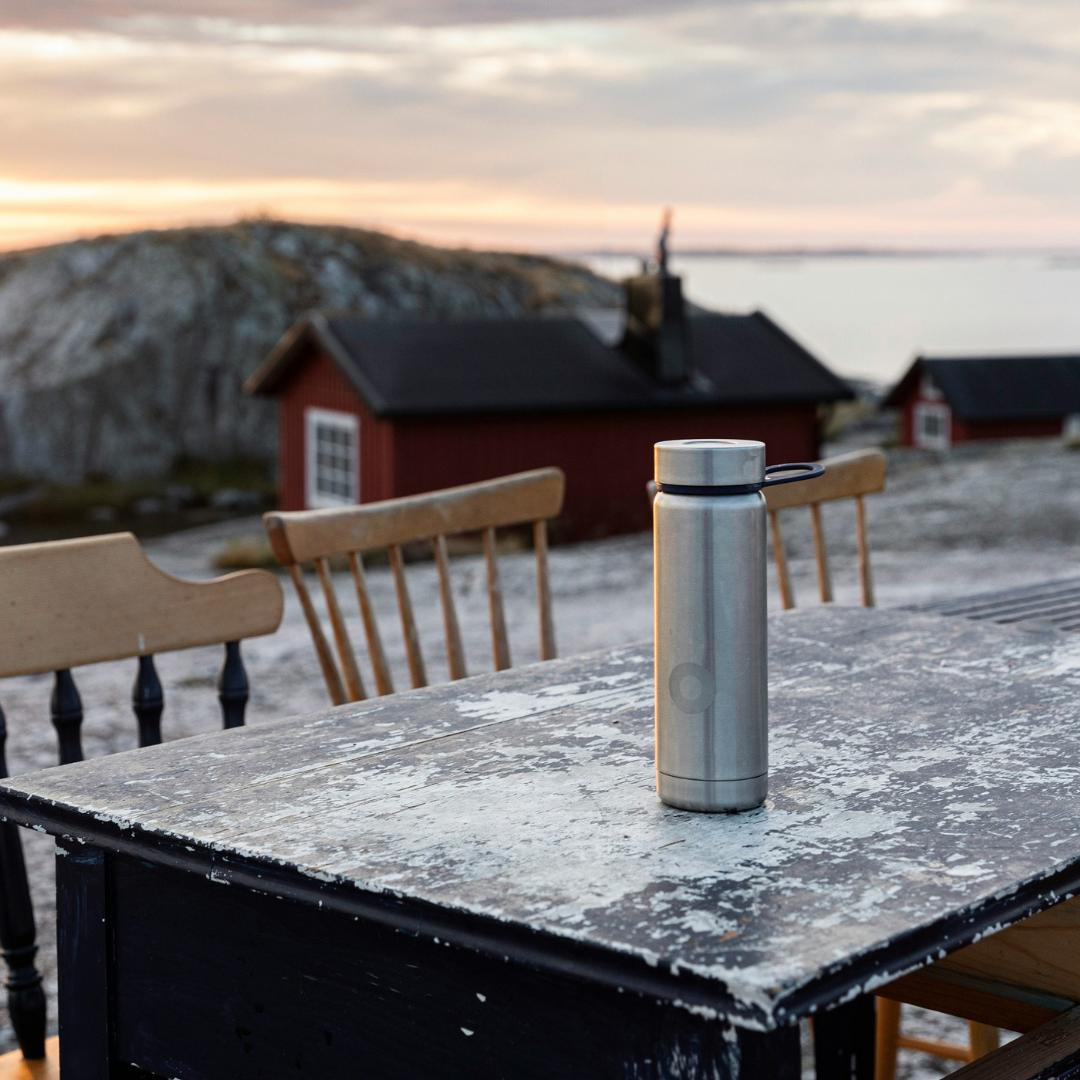 Thermobecher auf Holztisch