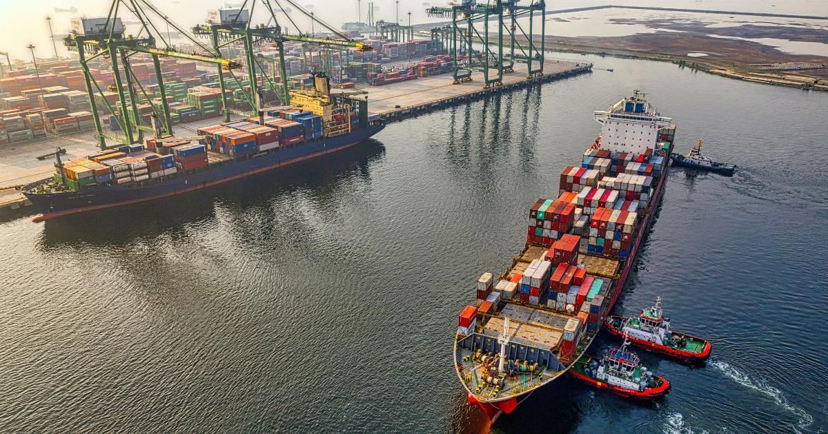 Frachtschiff tagsüber auf dem Gewässer