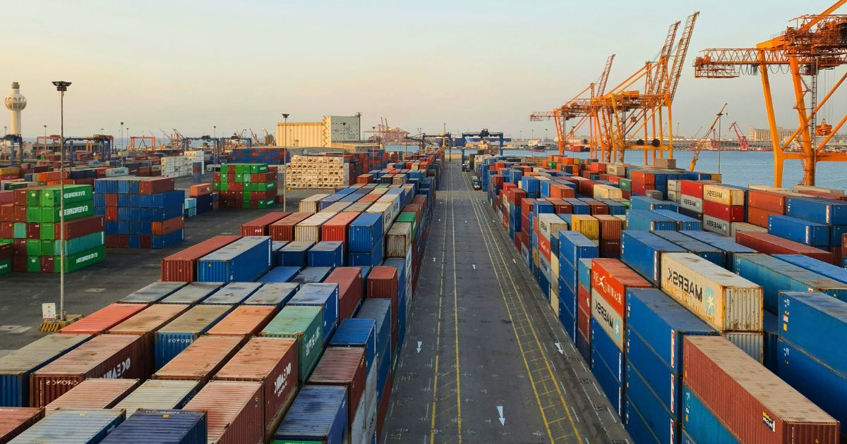 Offshoring vs. nearshoring in comparison