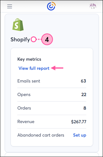 Página de informes web móviles con la pestaña Ingresos seleccionada, sección de métricas clave de Shopify con datos de correos electrónicos enviados, aperturas, pedidos e ingresos, y enlace para ver el informe completo.