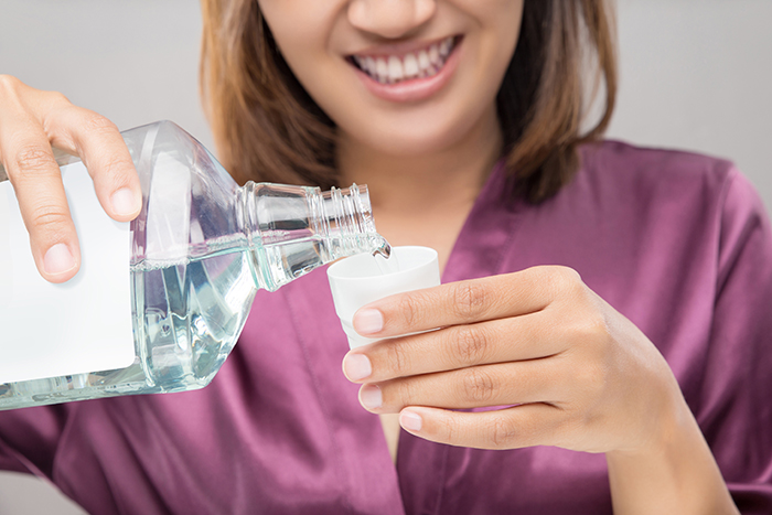 Encuentra tu mejor enjuague bucal para los problemas de encías que causan gingivitis  article link
