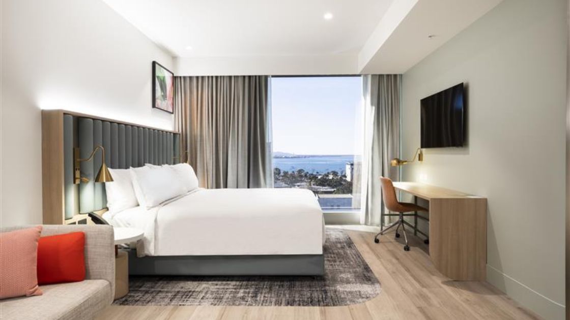 Holiday Inn & Suites