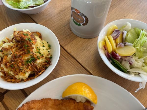 Mashed patatoes and salad