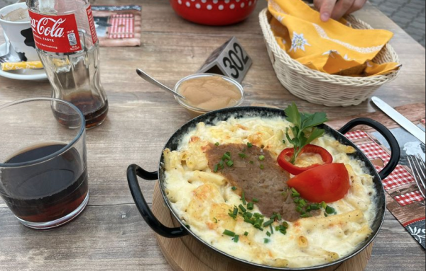 Älplermakronen and goulash soup at Felsenegg