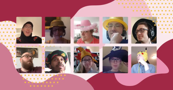 Fotografi på kundtjänstmedarbetare som har olika hattar på sig.