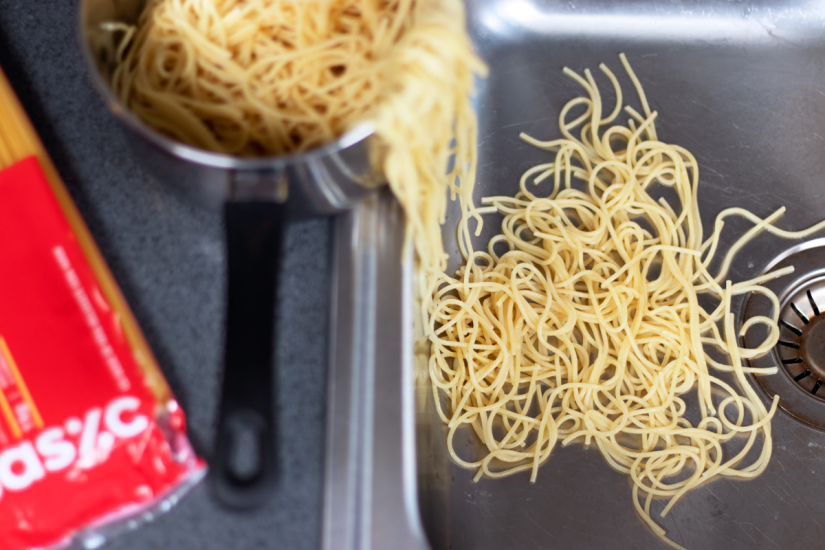 Foto på utspilld spaghetti i en diskho.