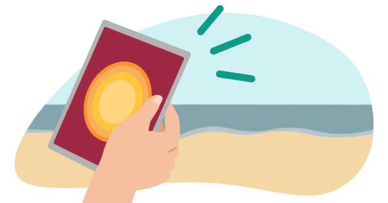 På bilden syns en illustration av en hand som håller i en smartphone på en strand. I bakgrunden syns sanden som möter vattnet.