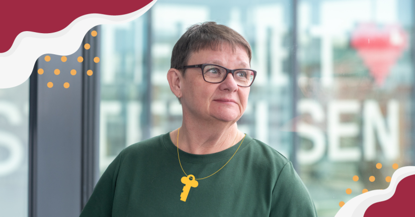 Ett foto av internetexperten Anne-Marie Eklund Löwinder som har en illustrerad nyckel runt sin hals. I hörnen finns det även prickar och vågiga former i rött, gult och grått. 