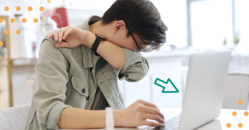 En person i grön skjorta nyser i armvecket framför sin laptop. En grön muspil pekar mot datorskärmen. Gula prickmönster syns i kanterna av bilden.