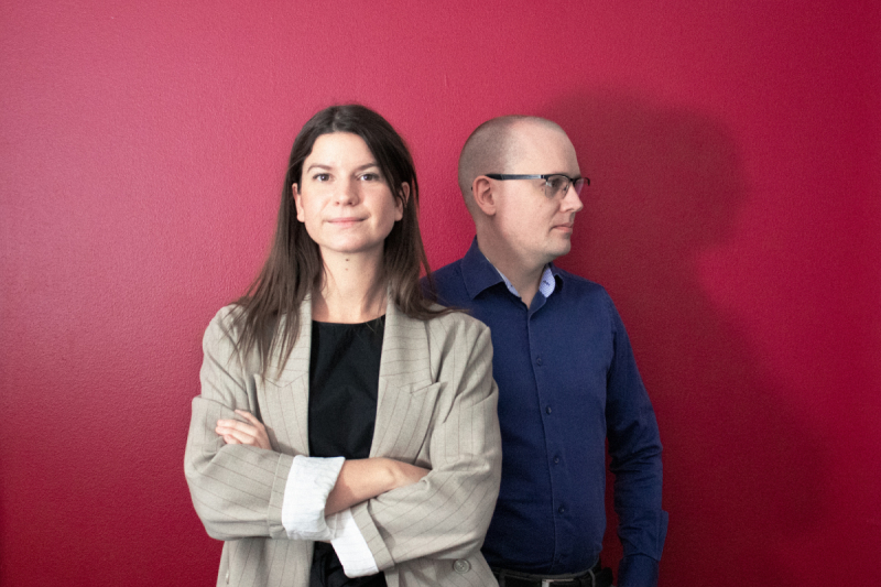 På bilden syns Tess Hamark och Karl Emil Nikka framför en röd bakgrund