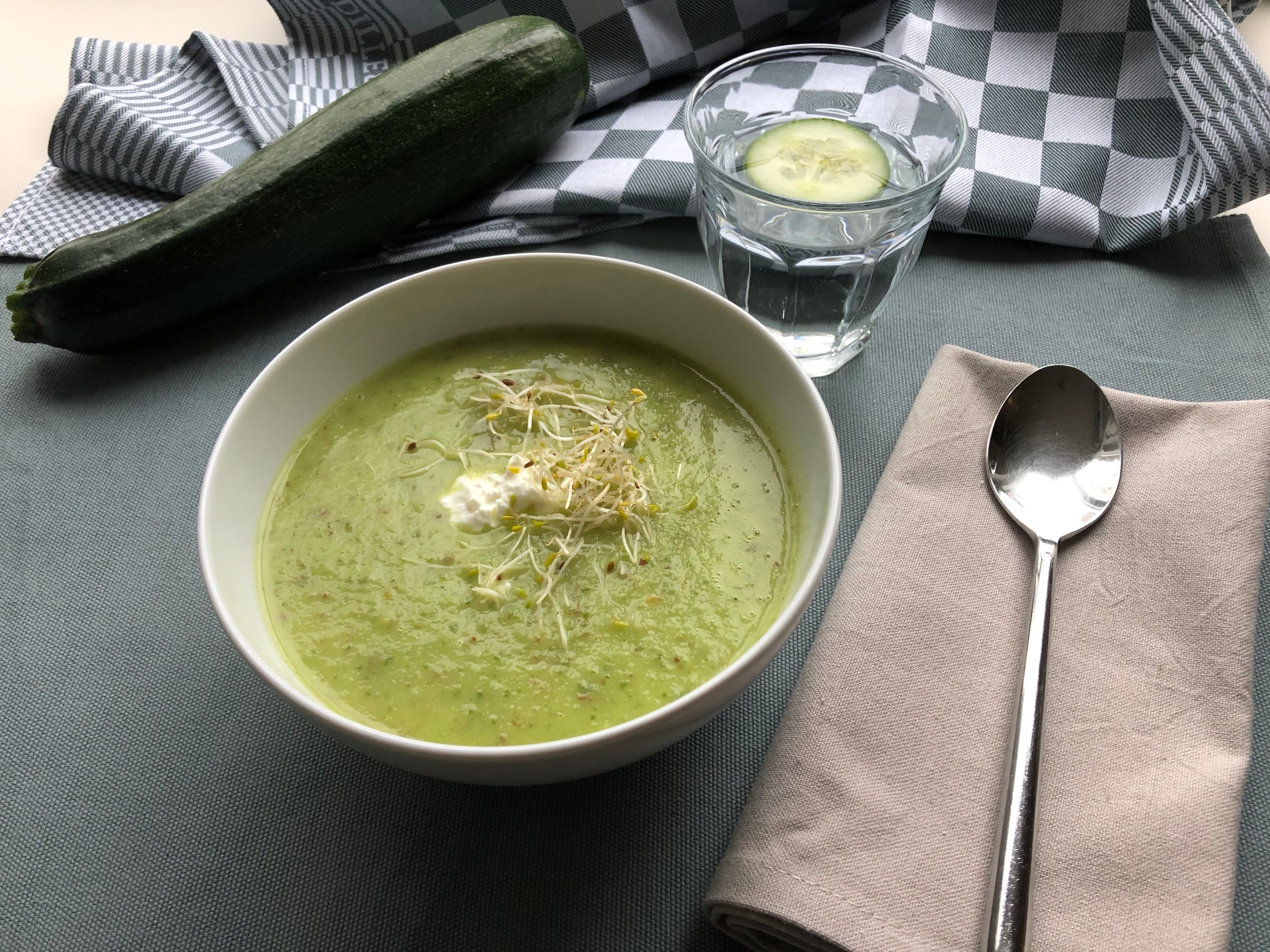 Koolhydraatarme soep van courgette zonder pakjes en zakjes