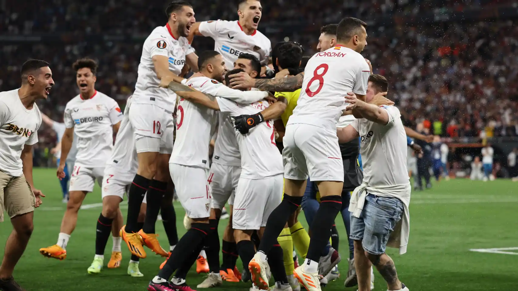 Jugadores del Sevilla festejando la victoria de le Europa League