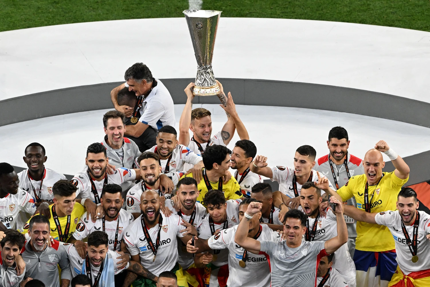 Jesús Navas con su séptima copa de Europa