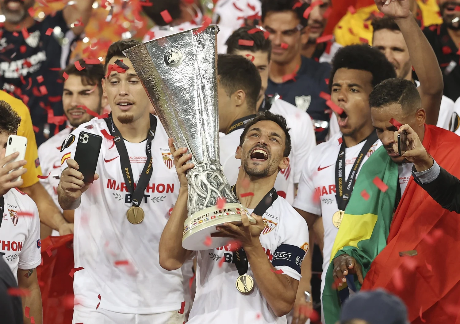 Jesús Navas levantando la copa en la final de la Europa League