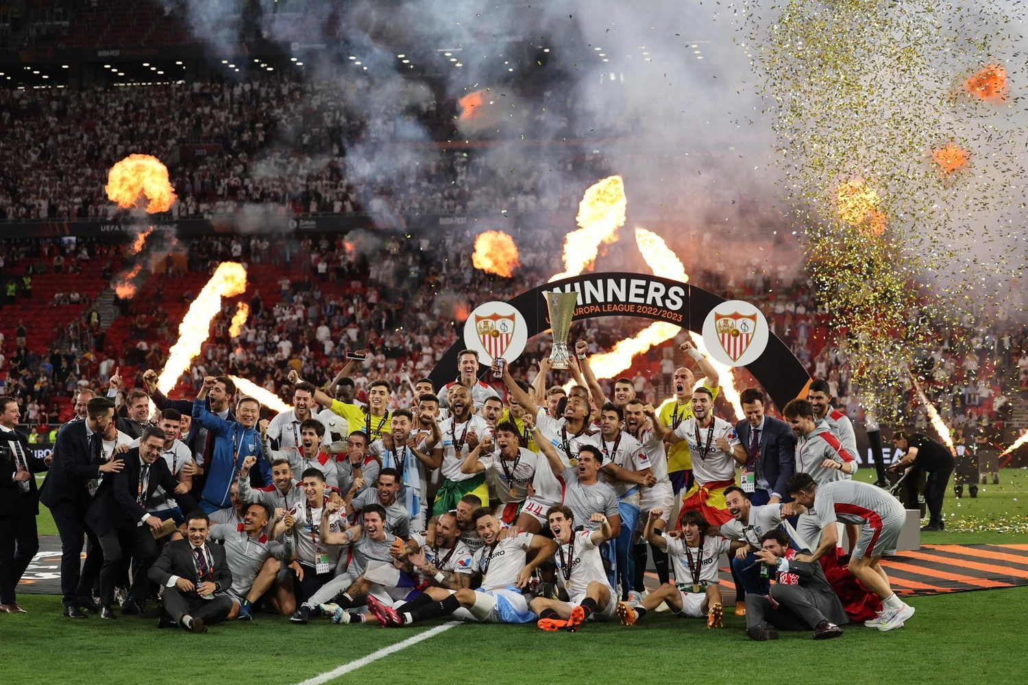 Todo el Sevilla FC celebrando la victoria de la Europa League entre fuegos artif