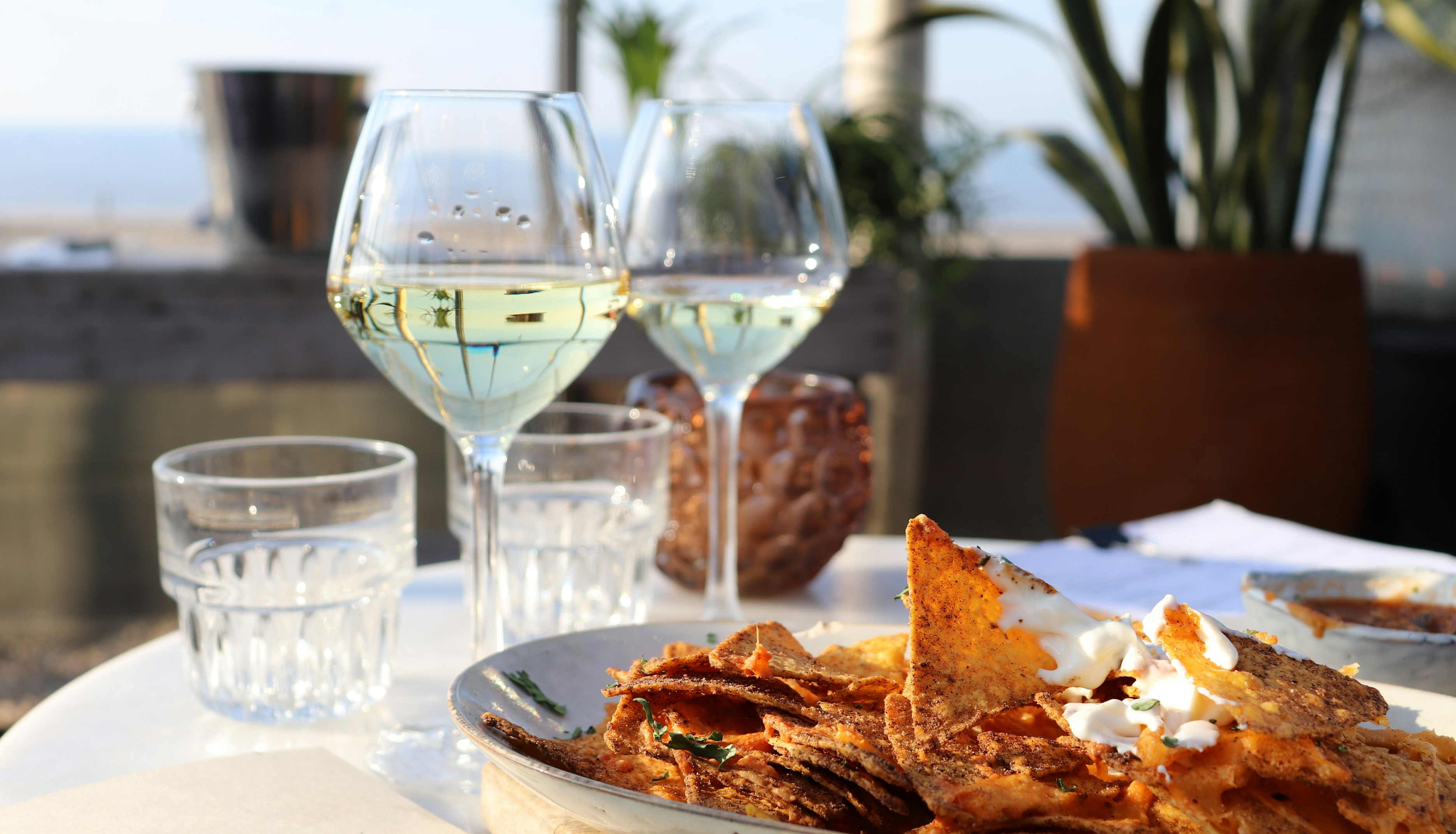 White wine and nachos