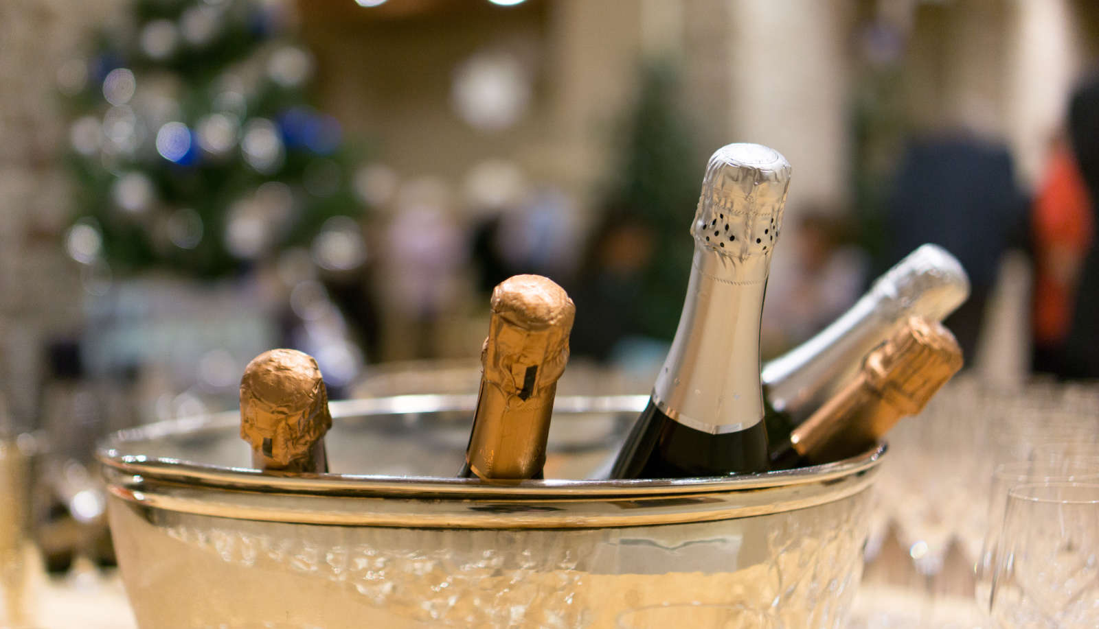 Difference between prosecco and champagne guide - bottles on ice - body image