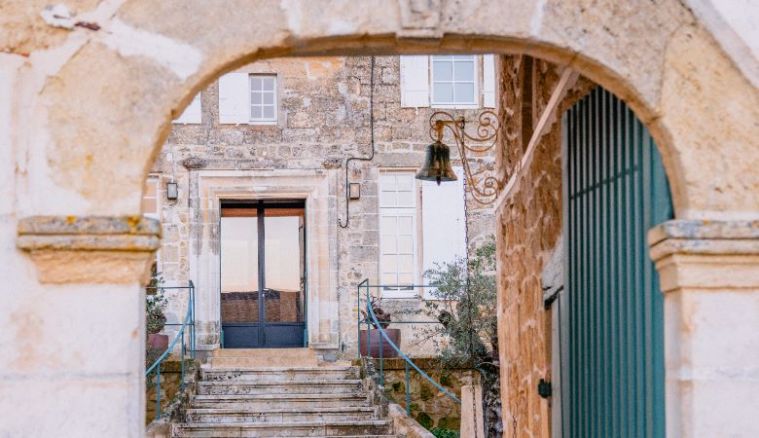 Clariere entrance to courtyard