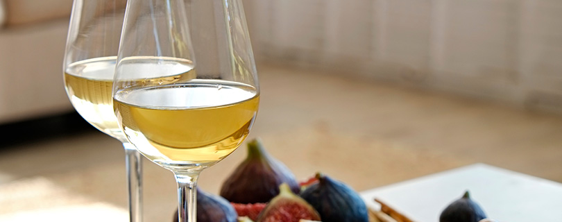Two glasses of Italian Pinot Grigio with a plate of figs - Italian white wines